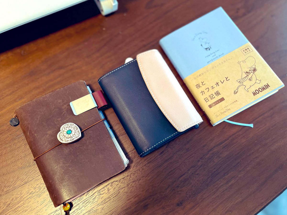 haru_haru623's tweet photo. 私の大事な手帳たち📖
持ち歩きは主にアッシュフォードのモダングレース(M5)です
今は体調があまり良くないので無理をしないようにしてるけど早くトラベラーズノートのレギュラーを持ち歩けるくらい元気になりたい
#手帳
#ASHFORD
#トラベラーズノート
#夜とカフェオレと日記帳
#micro5
#いまる民 https://t.co/KKvLbJ8b4H