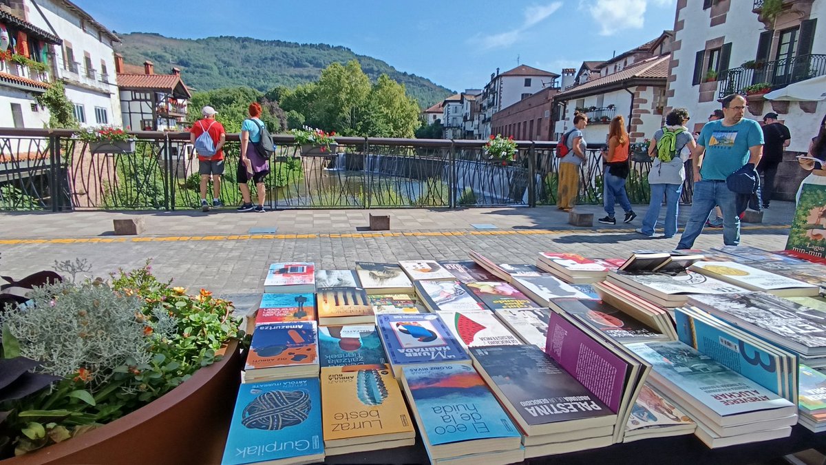 Gaur, Elizondon. 
😊📚