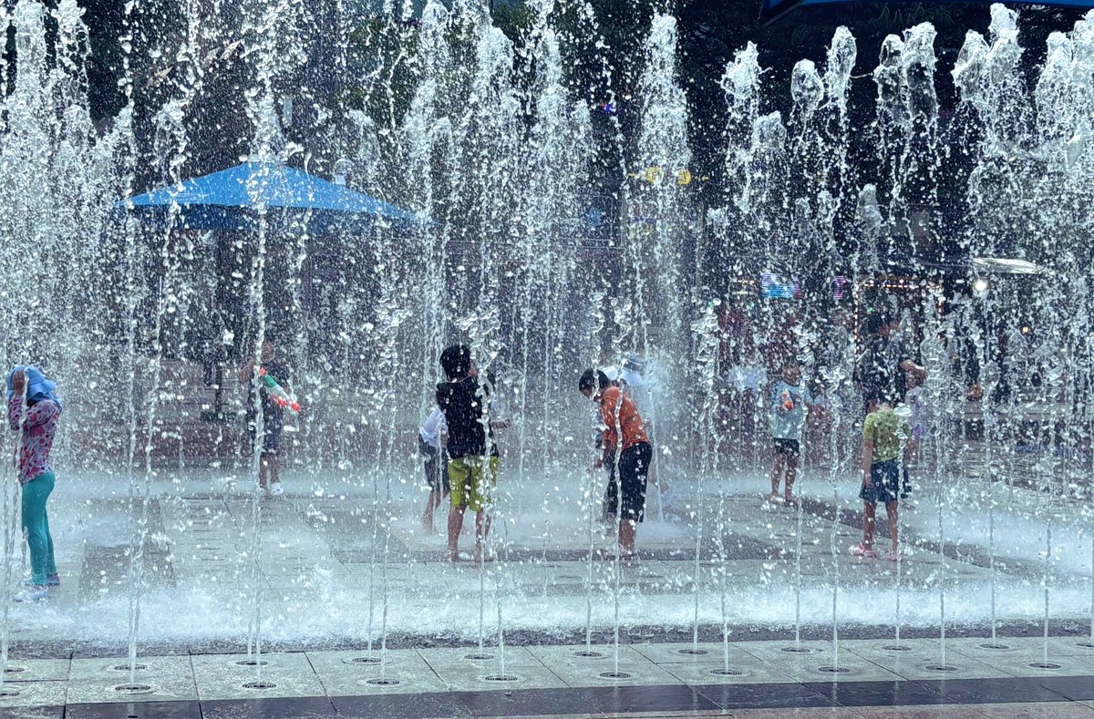 ‘나는 누가 살다 간 여름일까’라고 했다.
사랑하는 것만이 살아있는 
이 계절의 뜨거움 사이에서…