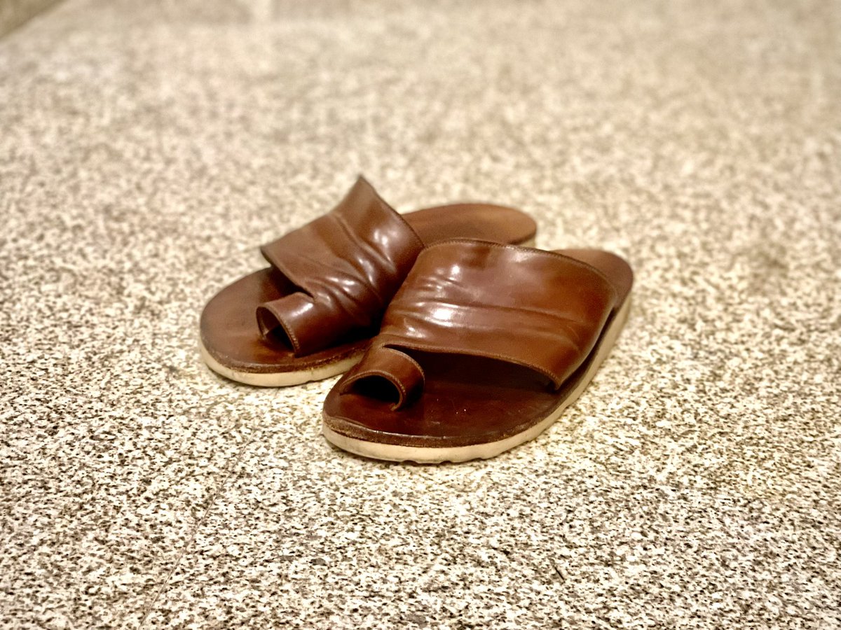 Z (@zin_ryu01) on Twitter photo グロスターロードさん <a href="/GloucesterRoad_/">GloucesterRoad ShoesShop</a>
のビスポークサンダル(ビーサン)
遅まきながら登板
土踏まず寸法や足まわりも合わせてますので、ある程度サンダルに出せるのであればお勧めしたい
革は無理言って、失敗リスク承知で持ち込んだ🇺🇸ホーウィン社シェルコードバン
今は出回らないウィスキー グロスターロードさん <a href="/GloucesterRoad_/">GloucesterRoad ShoesShop</a>
のビスポークサンダル(ビーサン)
遅まきながら登板
土踏まず寸法や足まわりも合わせてますので、ある程度サンダルに出せるのであればお勧めしたい
革は無理言って、失敗リスク承知で持ち込んだ🇺🇸ホーウィン社シェルコードバン
今は出回らないウィスキー