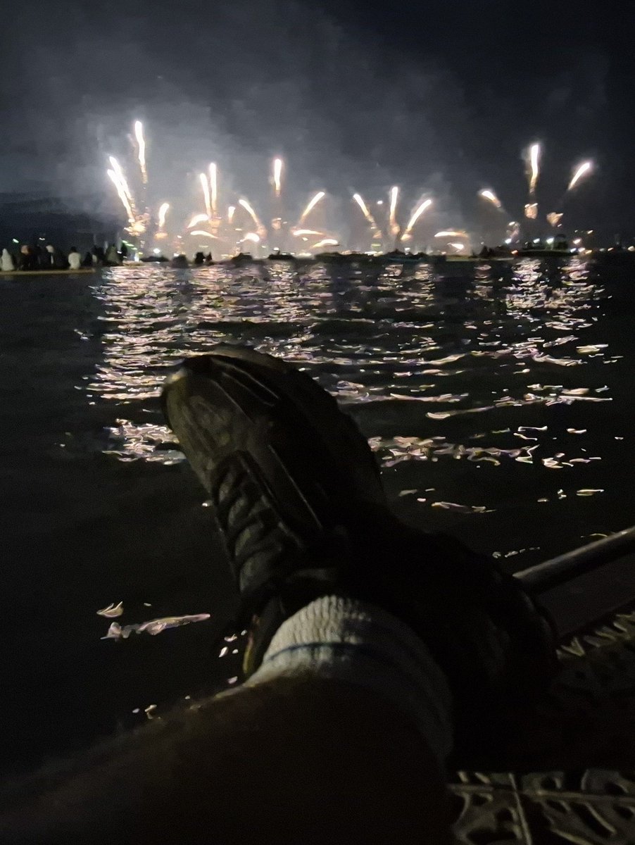 A chacun son spectacle ... toi, b0loss, la vue sur mes semelles de mes tns et, moi, la vue d’un feu d'artifice dédié à Maitr€ Luka$... on a la vie qu’on mérite 😏👇🧎‍♂️💸🔥😈