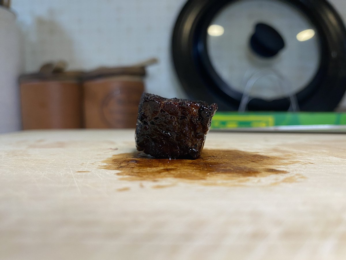 ゲーム『サイコロステーキの亡霊』のサイコロステーキは、実際のお肉を少しずつ焼いて撮影して作っています。
しっかり真っ黒にしてから食べました。

#ゲーム制作　#indiegame