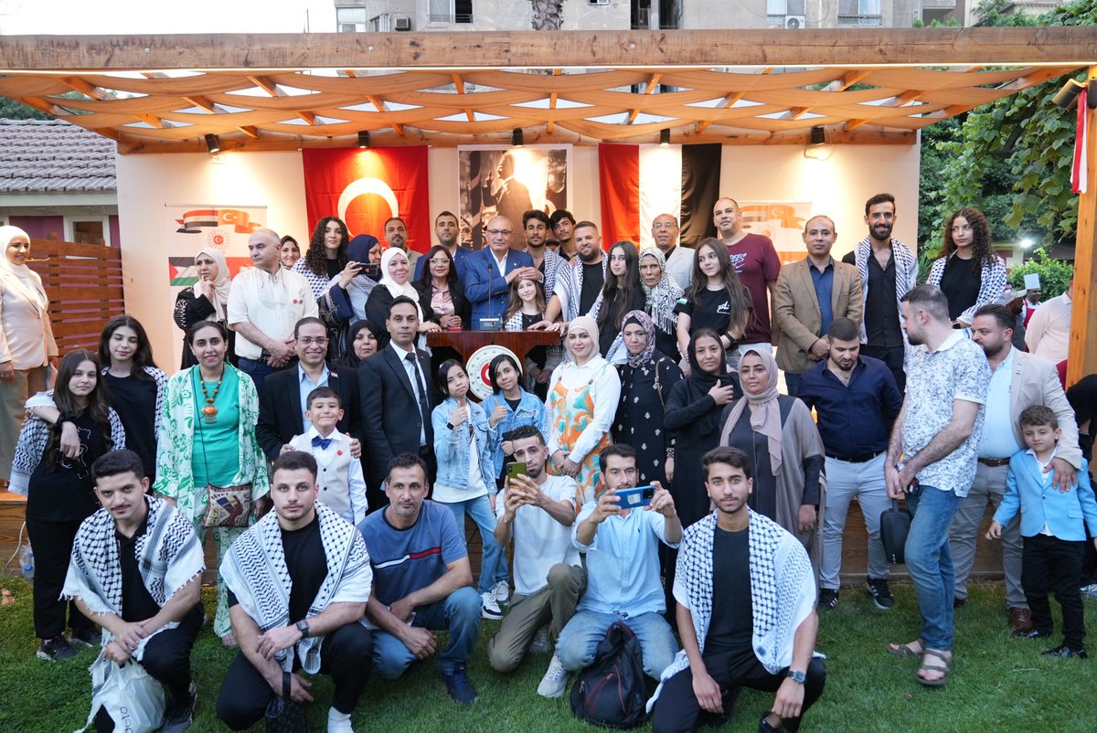 اجتمعنا في حديقة مقر إقامتنا مع 300 من أشقائنا الفلسطينيين و100 من أشقائنا المصريين في فعالية تضامنية. وقد نُظّمت هذه الفعالية بالتعاون مع السفارة الفلسطينية، وهيئة الإغاثة الإنسانية (İHH)، وجمعية وفاء، وتعكس هذه الفعالية إرادة رئيس جمهوريتنا وحساسية الأمة التركية المسلمة