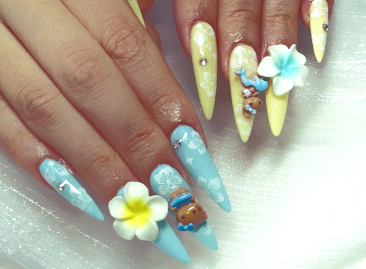 エモすぎるネイルにした🌺