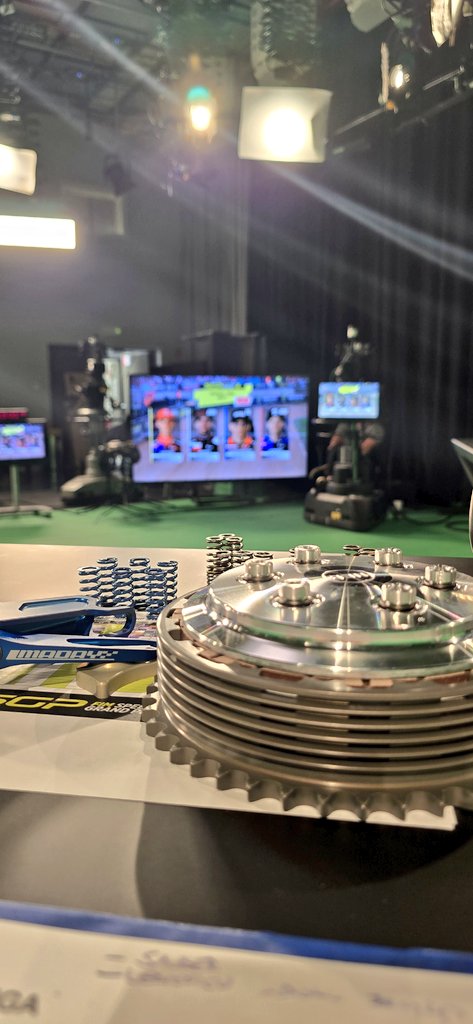 Speedway GP w Rydze z perspektywy studia <a href="/Eurosport_PL/">Eurosport Polska</a>
Zapewniam, że to na stole to nie "skup złomu " chociaż parę kilo aluminium, stali i tytanu się nazbierało 😅
#sgp
#speedway
#praca 
#pasja