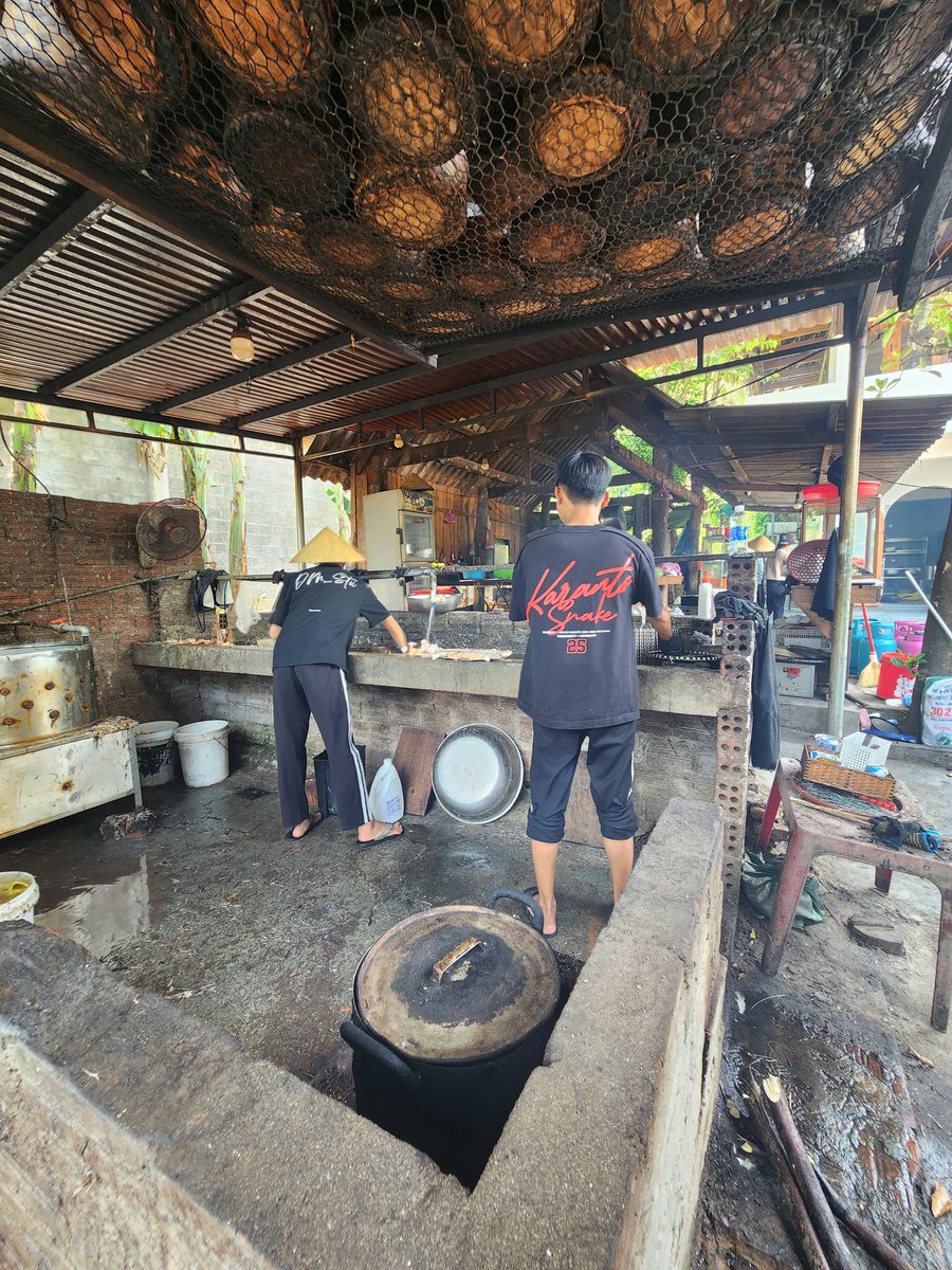 Parenthèse #Vietnam et cuisine de rue (ou des campagnes) : un excellent poulet grillé dans la province de Quang Binh, un peu au-dessus du 17e parallèle, servi en haut d'une colline ventée. La volaille est aplatie puis grillée, servie avec du riz gluant et des épices.