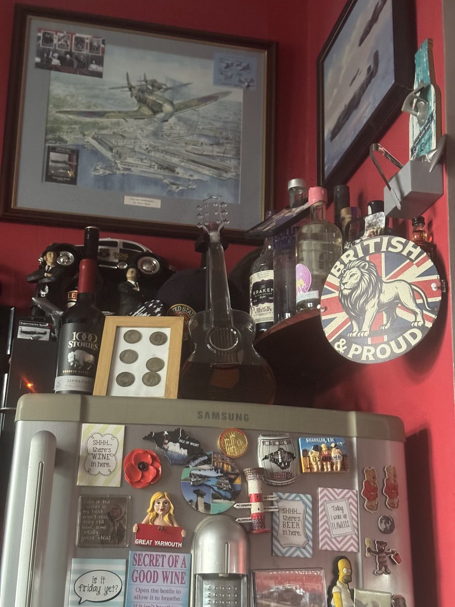 Looking good in man cave  Jimi Hendrix one is so kewl and the freebie one on gin shelf looks good 😉🙏🇬🇧🇬🇧🇬🇧