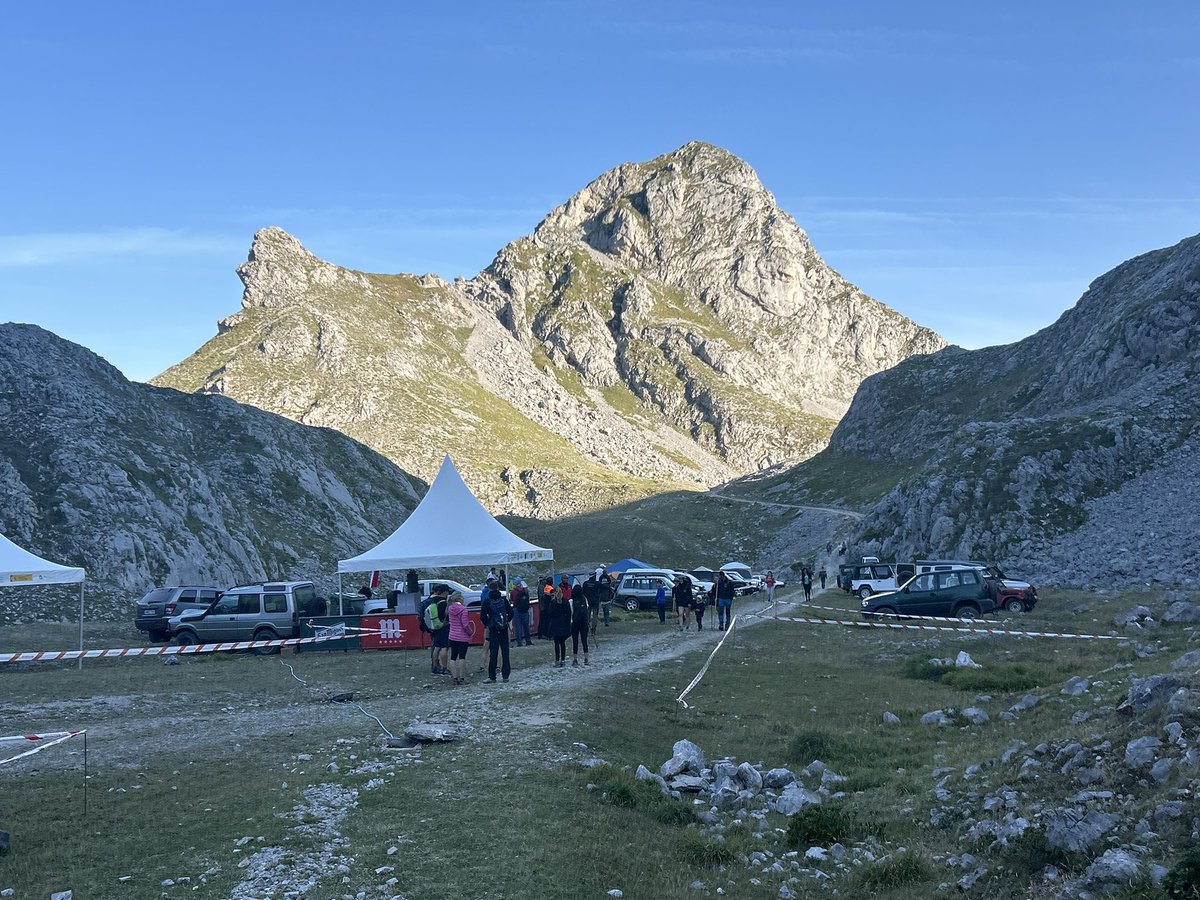 Día de la Subida quinquenal al Pico de San Carlos o del Sagrado Corazón (2212), en el Macizo Oriental o de Ándara de los Picos de Europa en Cantabria. Cientos de personas en la (dicen) romería más alta de España, lo siento, romería de Malagosto, que tambien es ¿hoy?😃😃😃🇵🇱🇵🇱🇵🇱🇵🇱