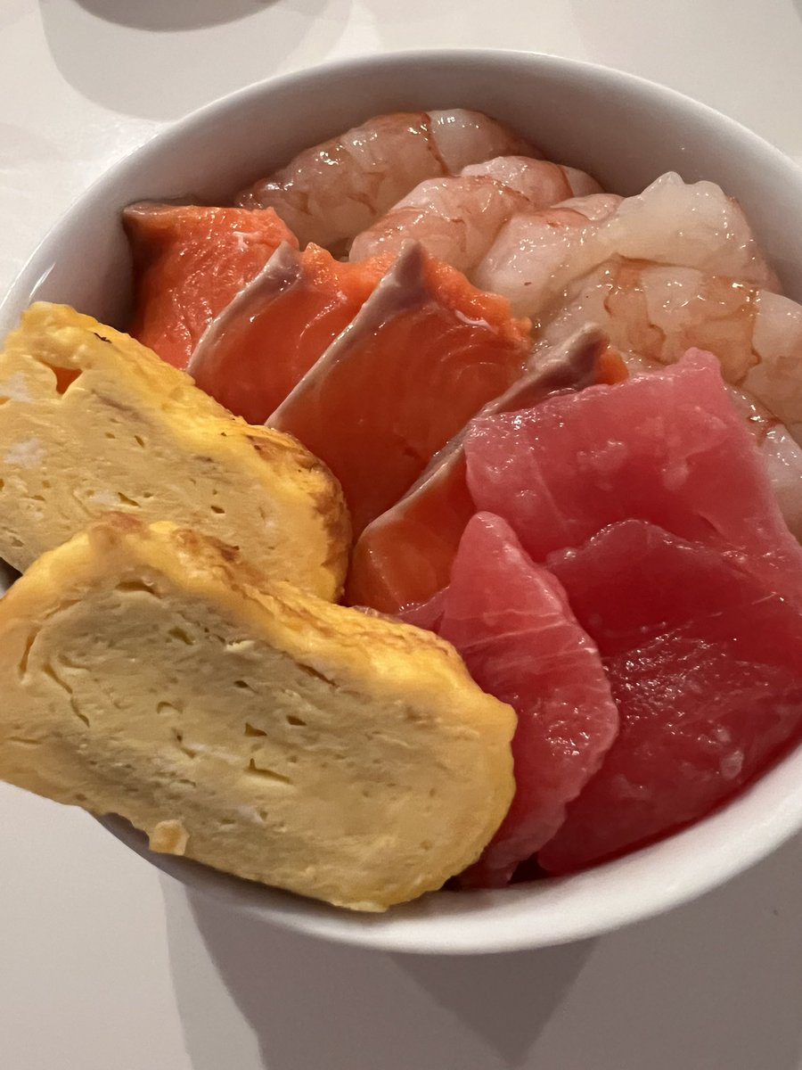本日やり切ったし頑張った

ってことでご褒美飯🥰

だし巻き卵が何気に上手く出来た🙌🏻
美味しかった！！！
食べる美容液のサーモンは最後の方胃もたれなんだが？🤔

おつかれ、私😘