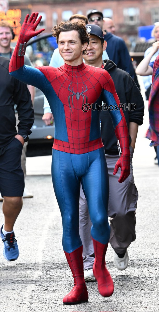 Tom Holland est actuellement sur le plateau de Spider-Man Brand New Day, avec son costume complet ! Avouez qu’avec la stance, c’est la classe suprême là ! 🕷️🕸️

📸 unboxphd