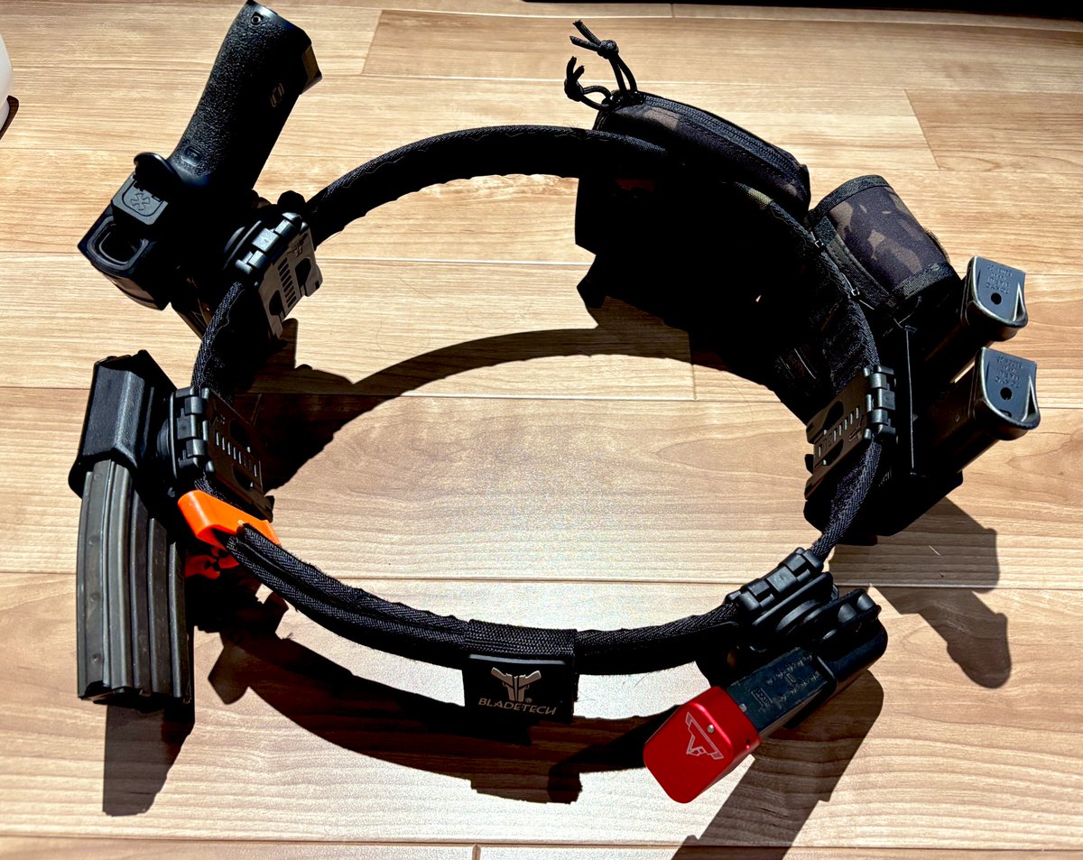 GuiltyMw's tweet image. #bladetech
#firstline
#ウィリーピート
結局Safariは相性悪かったんでブレードテックで揃えてみた❤️
マガジンの角度おかしない？て言われたがこの位置角度が慣れてるから良き良き👌👌👌
ウィリーピートさんお付き合いありがとうございました🫡
ポーチはグレ用とタバコ用にsfbcにて適当なん収穫！