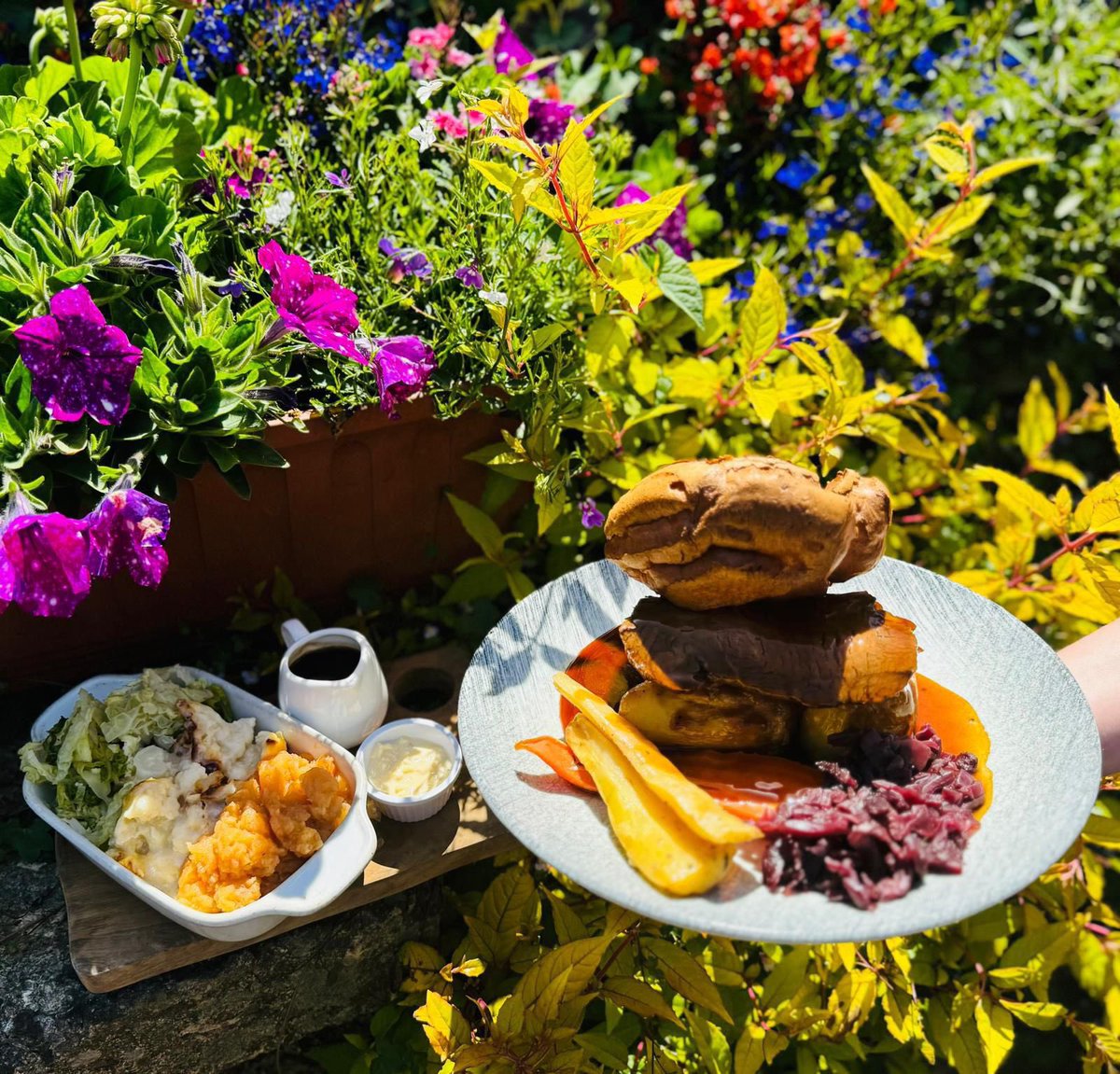 LoganRockInn's tweet photo. Cornwall’s no.1 pub roast served from 12-8pm today so book your table now!!
@Etheringtons 🥩 🐷&amp; 🐑❤️❤️❤️❤️@fanatical100 @StAustellBrew @CornishPirates1 @PenzanceAFC @RedruthRugby @stjustcc @stjustafc @MStevensFish @RDJohnsLtd 😎💥 https://t.co/xOtdF8cVVQ