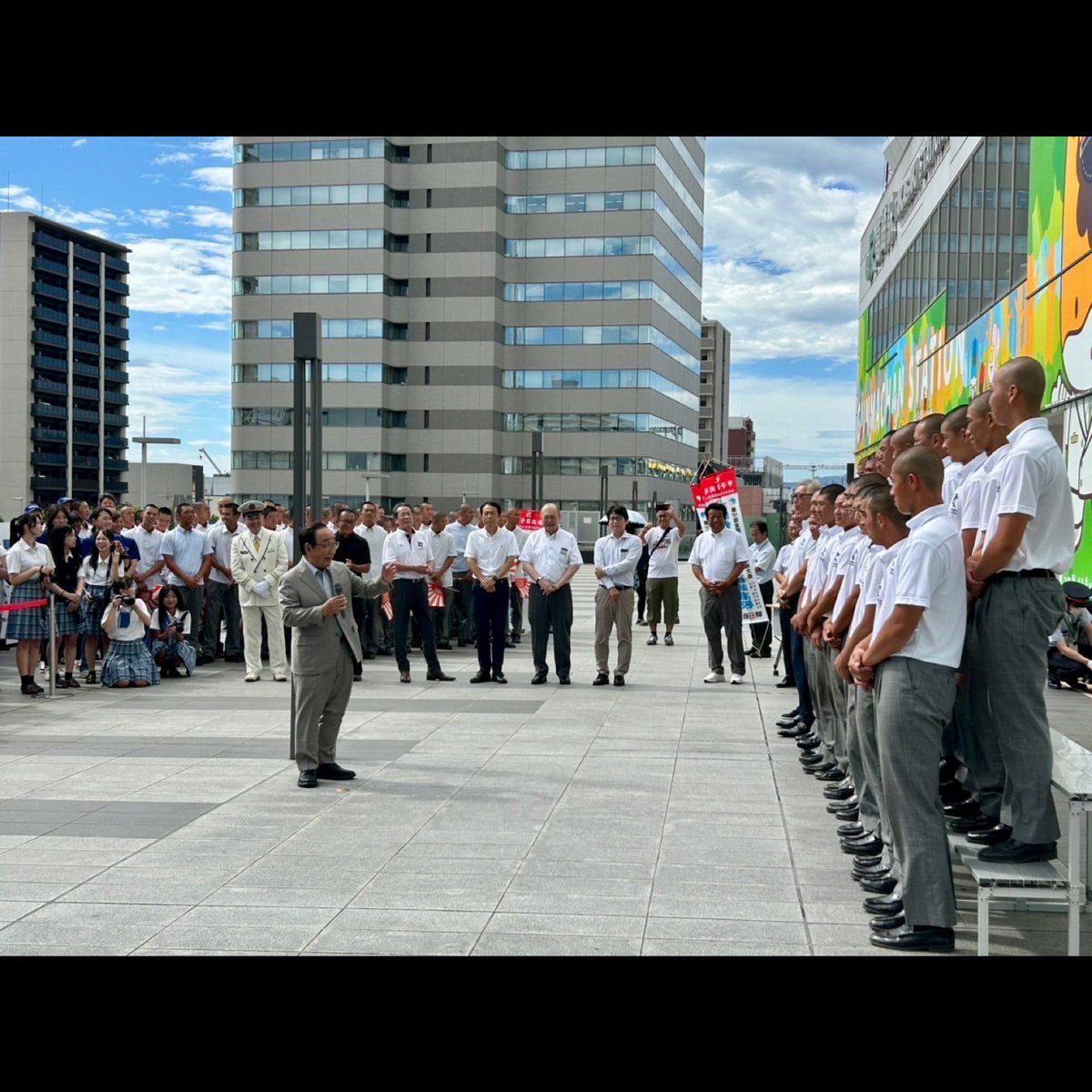 e6kw2y's tweet image. 健大高崎みんな期待しているよ!!

高崎駅の出発式に激励に行きました。
左腕下重君の左腕をしっかり握ってしまいました。
#健大高崎 #甲子園 #高崎市 #高崎市長
#富岡賢治