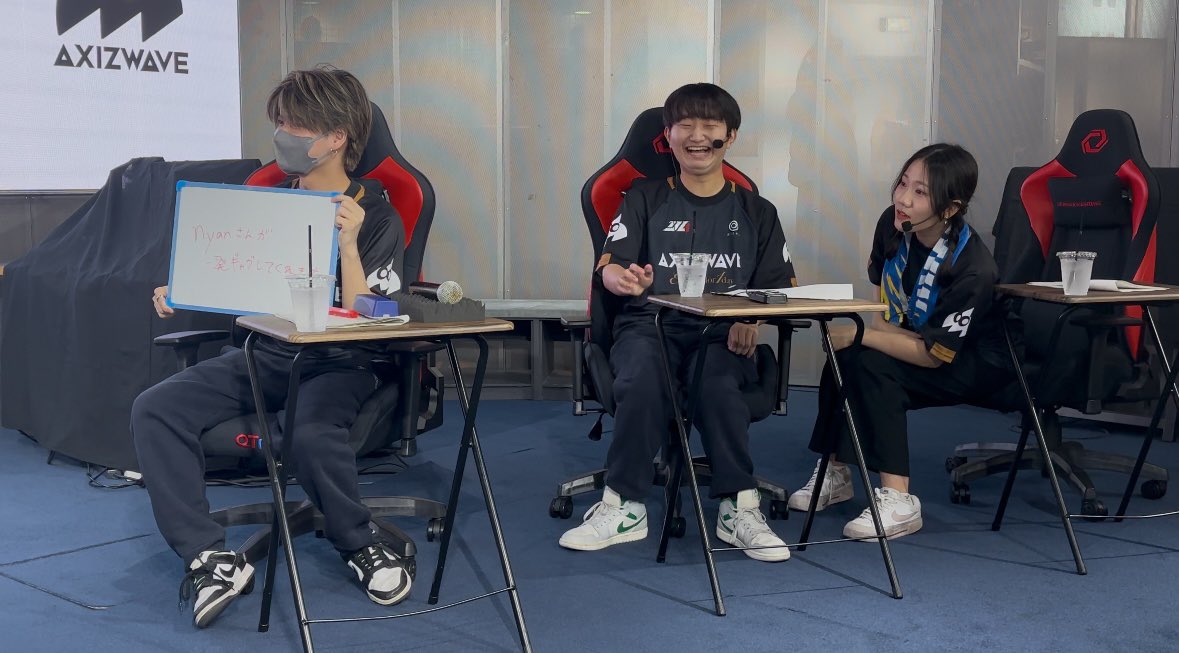 148aoialy's tweet photo. このツイートがクイズに出題されました！🤩

🥦　ツイート覚えてない→思い出す
😼    一人黙々と答えを書く→正解する
🐕　にゃんさん裏で一発ギャグ練習してた
😼　赤面→もうちょい溜めてから…

そしてファンミの1番最後に覚悟を決めたにゃんさんの面白い一発ギャグが、、。 https://t.co/WtpCurBeCX