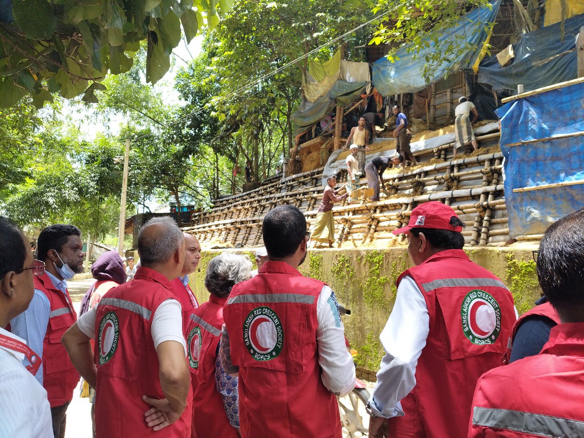 BDRCS1's tweet photo. #CampSettlement Cox's Bazar 🇧🇩 are at high risk of landslide, addressing this @BDRCS1 supported by @ifrc @RedCross continued household level slope stabilization activities jointly with @IOMBangladesh since 2021.
⏬
266 schemes in 2025 that protected 6,000+ people from landslide. https://t.co/TT5l9om3mG