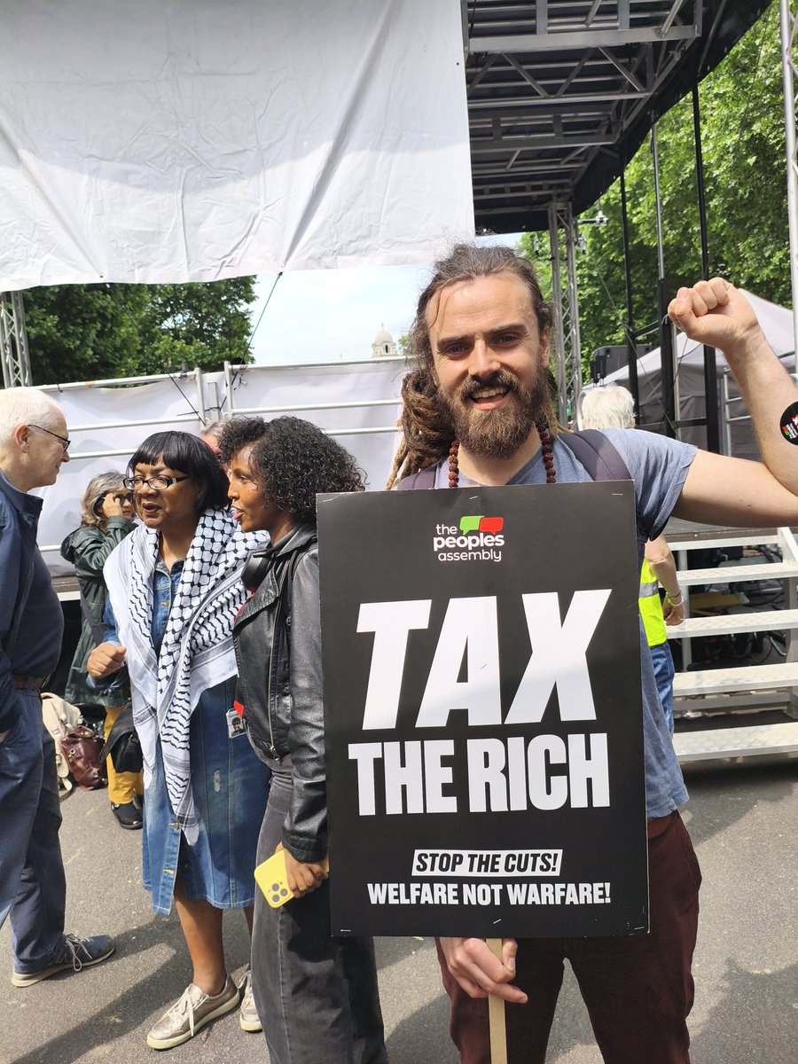 Happy #SocialistSunday 

Free Palestine 🇵🇸 

Refugees are welcome 🤗 

Trans women are women, trans men are men 🏳️‍⚧️

Tax the Rich 💰 

Support Striking Workers 🪧 

Socialism is Solidarity ✊ 

RT if you agree 🔁