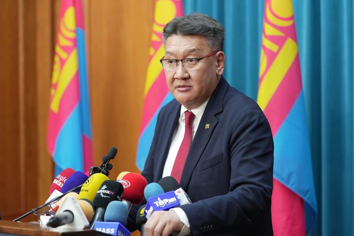 Эмнэлгийн ажилчдын орон тоог бууруул, төсвийг нь тана гэж албан тоот өгч дарамталж байсан Жавхлан сайд Увсын 100 жилд улсаас 14 тэрбумыг гаргаж өгсөн байна. Одоо эмнэлгүүд цалингаа тавьж чадахгүй боолтын материалгүй