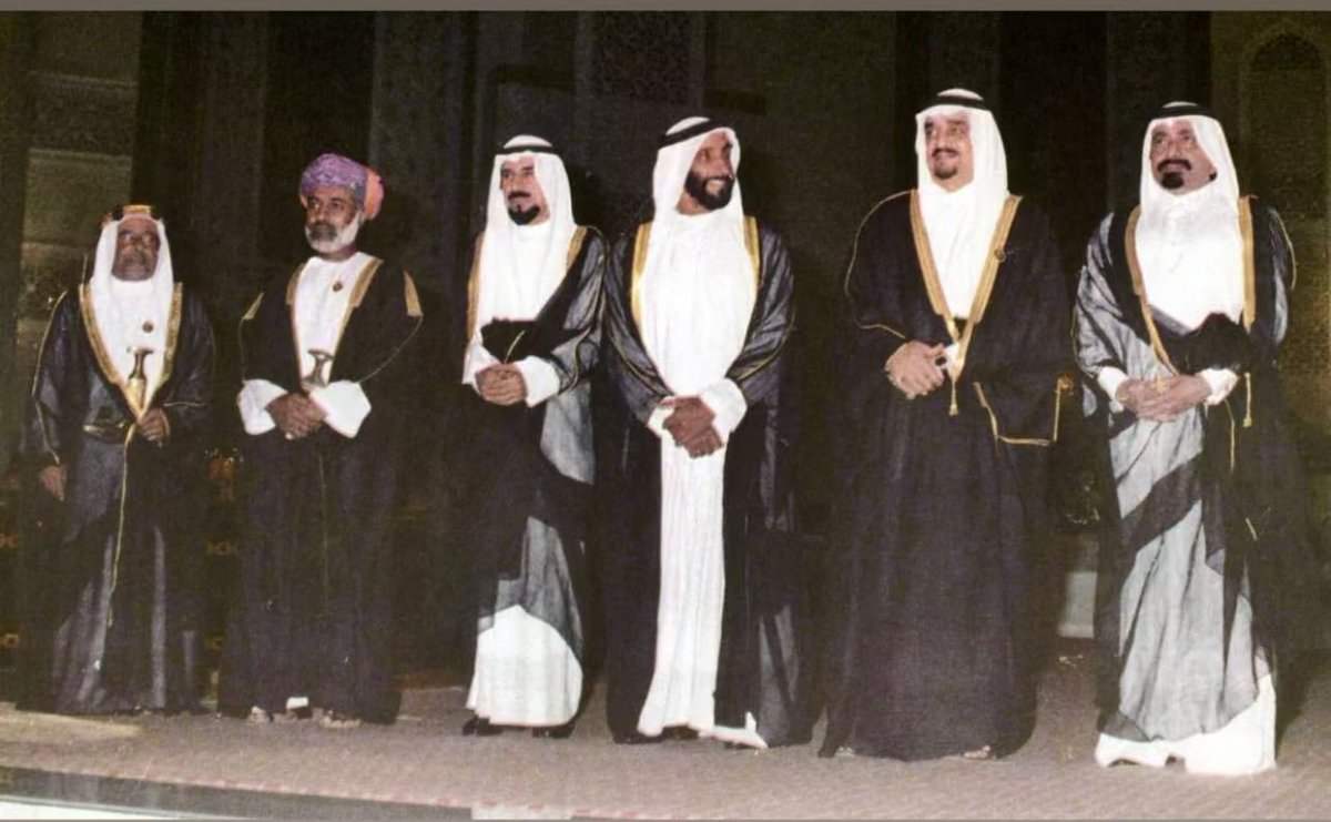 لن ننساكم رحمكم الله جميعاً مواقفكم خالده في ذاكرة شعب الكويت حفظ الله دول الخليج وادام عزها ونهضتها والخير في من أتي بعدهم مستلهمين العضه أنه لن يستمر أمن وعزة دولهم إلا بتعاضدهم وحفظ ميثاق من سبقهم لتبقي دولهم راية عز ونماء لمواطنيها وكل من عاش عليها.