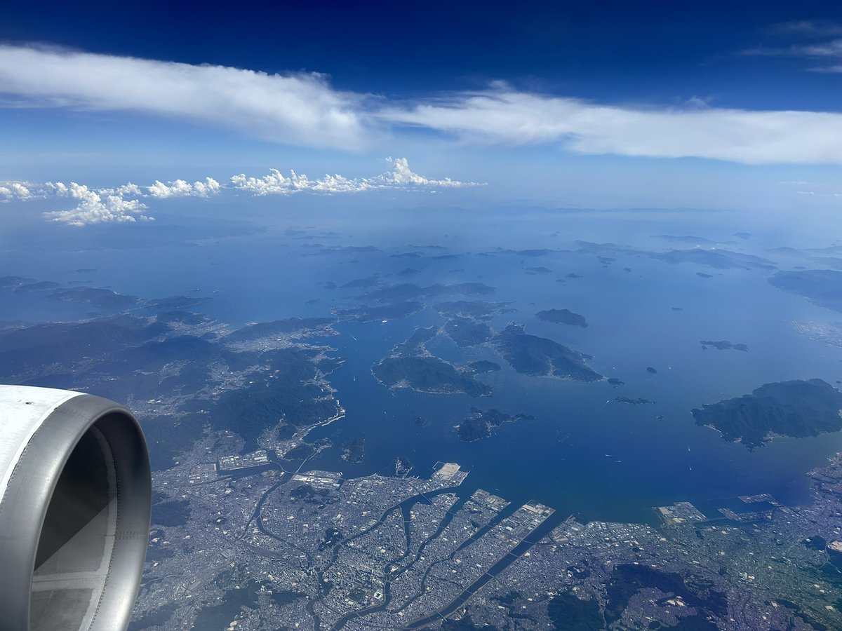 OrangeD60742290's tweet photo. ここはどこでしょう⁉️
空から見る景色は素敵🥰✈️✨
#スターフライヤー #羽田空港 #空が見えればどこでもつながる #ここどこ #飛行機 #空撮 #WhereIam #日本 #Starflyer #ANA #JAL https://t.co/nEFbusFtPZ