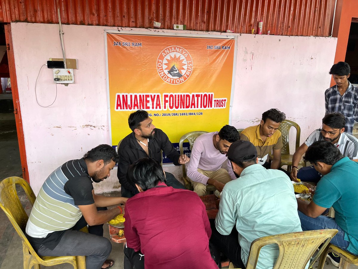 AnjaneyaTrust's tweet photo. शनिवार को श्रद्धालुओं के बीच भोग वितरण https://t.co/BzHrwTfthK