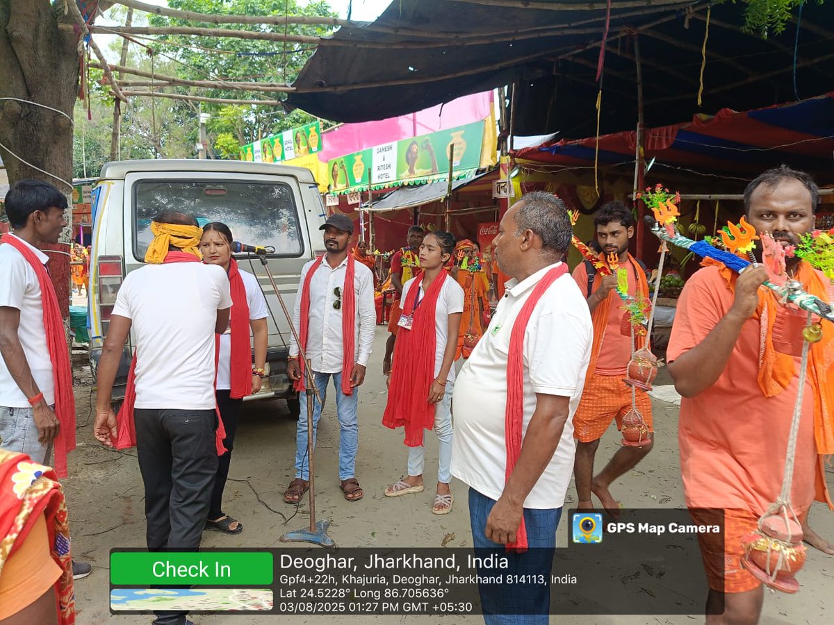 CBCRanchi's tweet photo. During world famous #ShravaniMela - PRTs of @CBCRanchi are spreading awareness on #Ek_Ped_Maa_Ke_Naam , #Har_Ghar_Tiranga & #Swacchta etc around #Deoghar
@PMOIndia
@CBC_MIB
@DCDeoghar @moefcc @ddnewsranchi @airnews_ranchi
@RanchiPIB @MinOfCultureGoI @mygovindia
@prdjharkhand https://t.co/OjsSLTjcwf