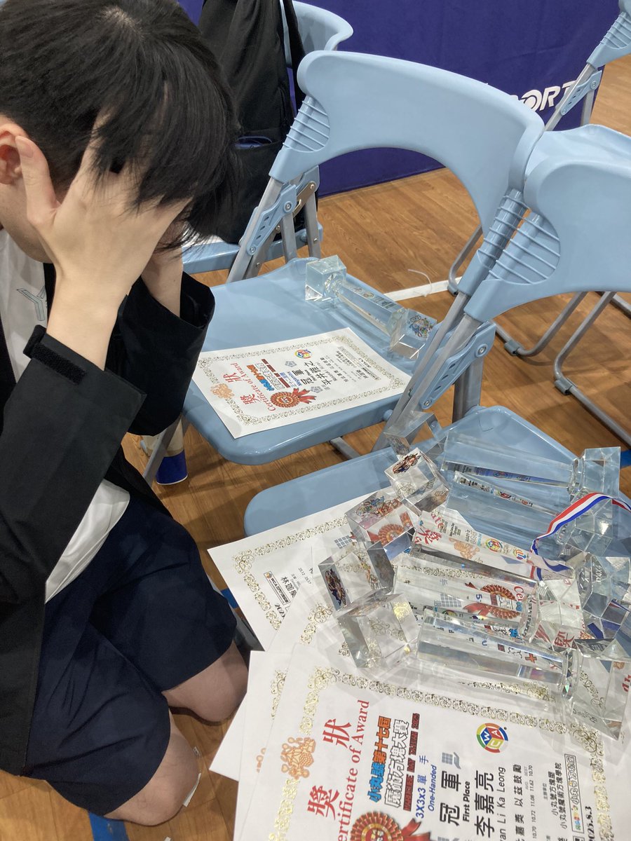 pllato0ko's tweet photo. Ivan「このトロフィーどうやって持って帰ろう…」 https://t.co/rkxYyhuFwD