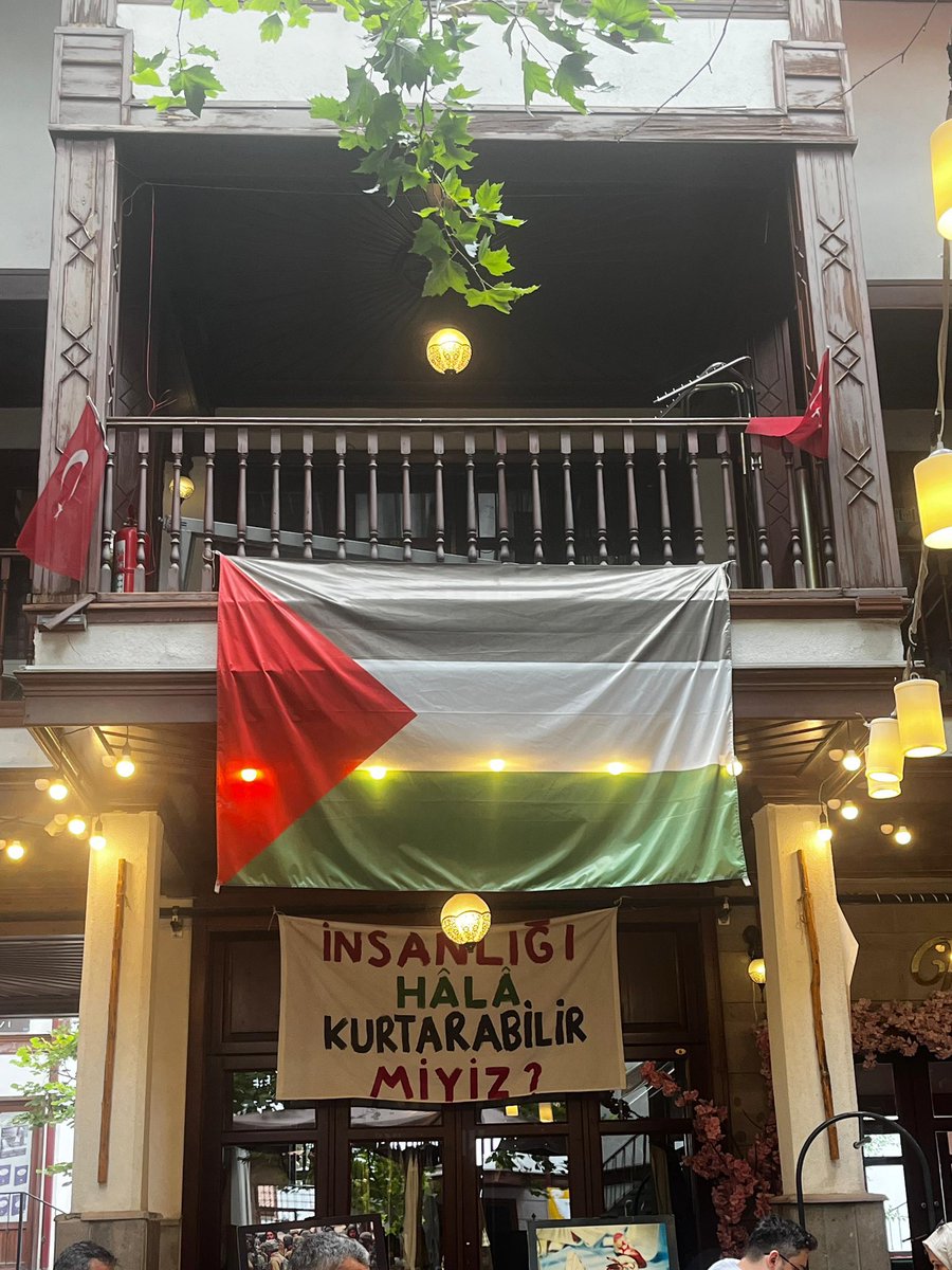 Ebrar Akbulut (@haticebrarr) on Twitter photo Ankara’da bir esnafın astığı pankart:
“İnsanlığı hâlâ kurtarabilir miyiz?” Ankara’da bir esnafın astığı pankart:
“İnsanlığı hâlâ kurtarabilir miyiz?”