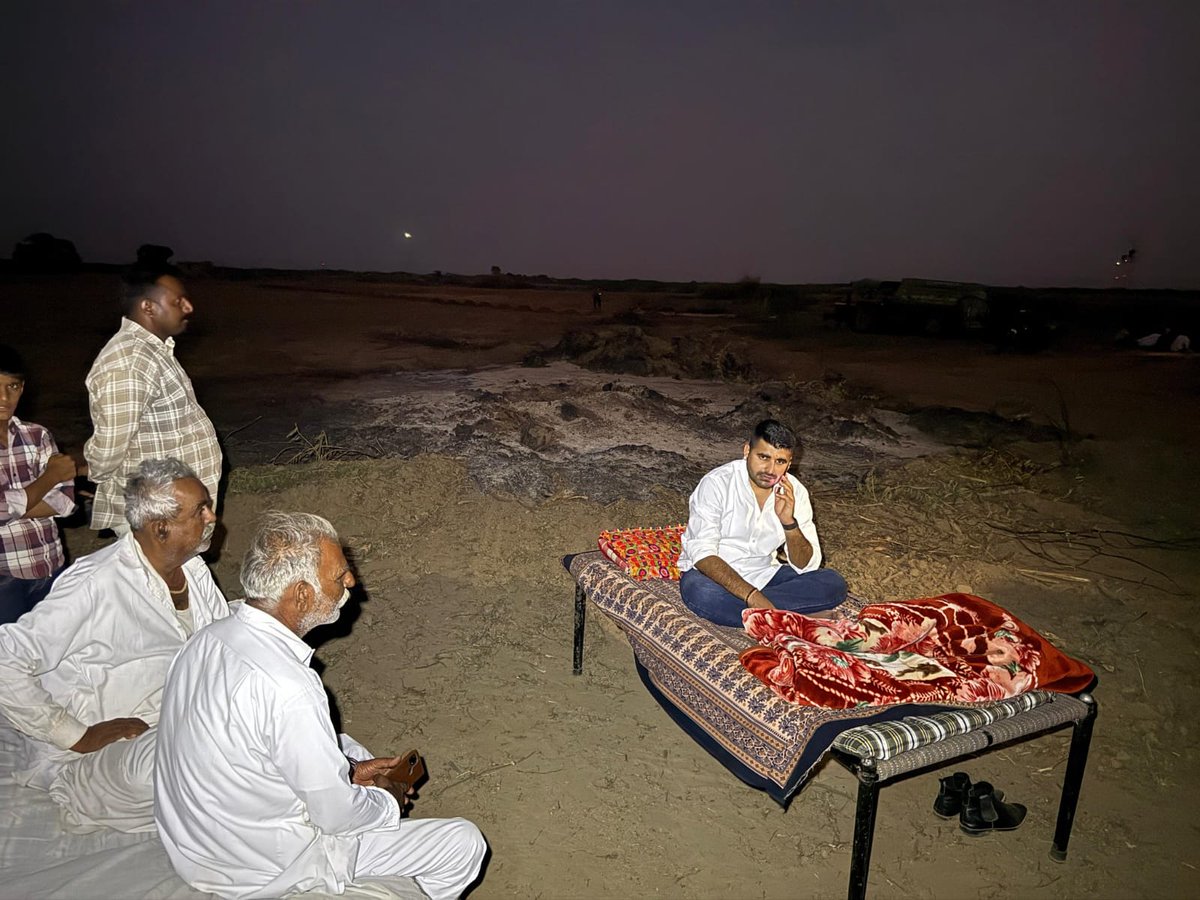 SURESHB17732245's tweet photo. राज्यवृक्ष के लिए भाटी का संघर्ष, जली हुई खेजड़ी की राख पर सोयेंगे भाटी  @SuwaKunwar @RavindraBhati__
#खेजड़ी_बचाओ https://t.co/DVTwjm2wAe