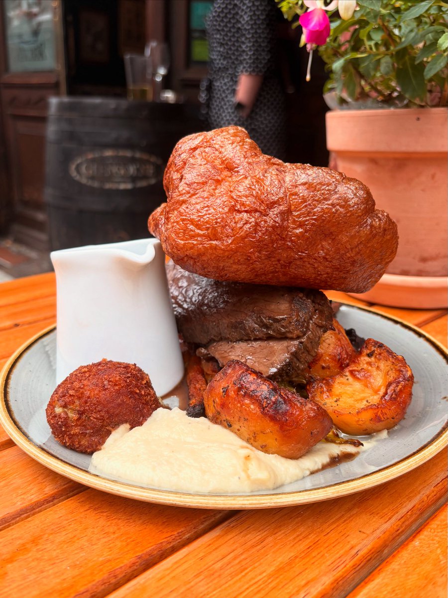 foxandanchorec1's tweet image. Grey skies, golden roast. Skip the sofa, come find comfort at the pub. Only a few tables left! 🔥🍗🍻 #sundaysorted #youngspubs #sundayroast