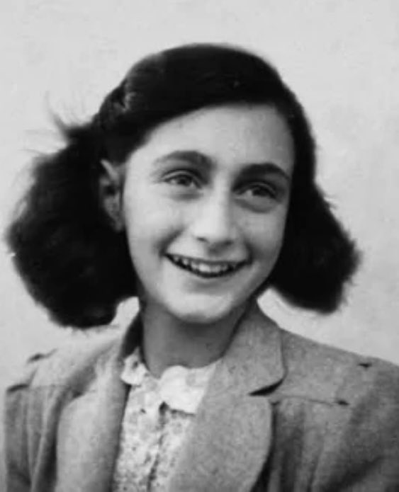 “Pessoas felizes vão fazer os outros se sentirem assim”.

Anne Frank, escritora.