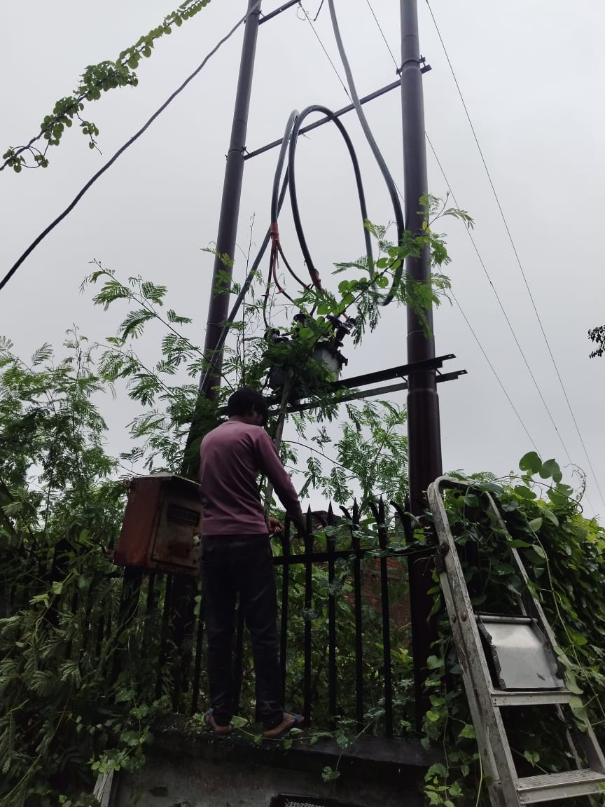 विद्युत वितरण मंडल गौरीगंज के अंतर्गत उपभोक्ताओ को बेहतर वि0आपूर्ति  प्रदान करने के लिए लाइनों के आसपास के पेड़ों और झाड़ियों की टहनियों की कटाई छटाई का कार्य किया गया।।
<a href="/ChiefAyodhya/">Chief Engineer Ayodhya zone</a> <a href="/MVVNLHQ/">Madhyanchal Vidyut Vitran Nigam Limited</a>
<a href="/DmAmethi/">DMAmethi</a> <a href="/aksharmaBharat/">A K Sharma</a>
<a href="/UppclChairman/">CMD UPPCL</a> <a href="/UPPCLLKO/">UPPCL</a> <a href="/mduppcl/">MDUPPCL</a> <a href="/CMOfficeUP/">CM Office, GoUP</a> <a href="/ChairmanUppcl/">Chairman Uppcl</a>