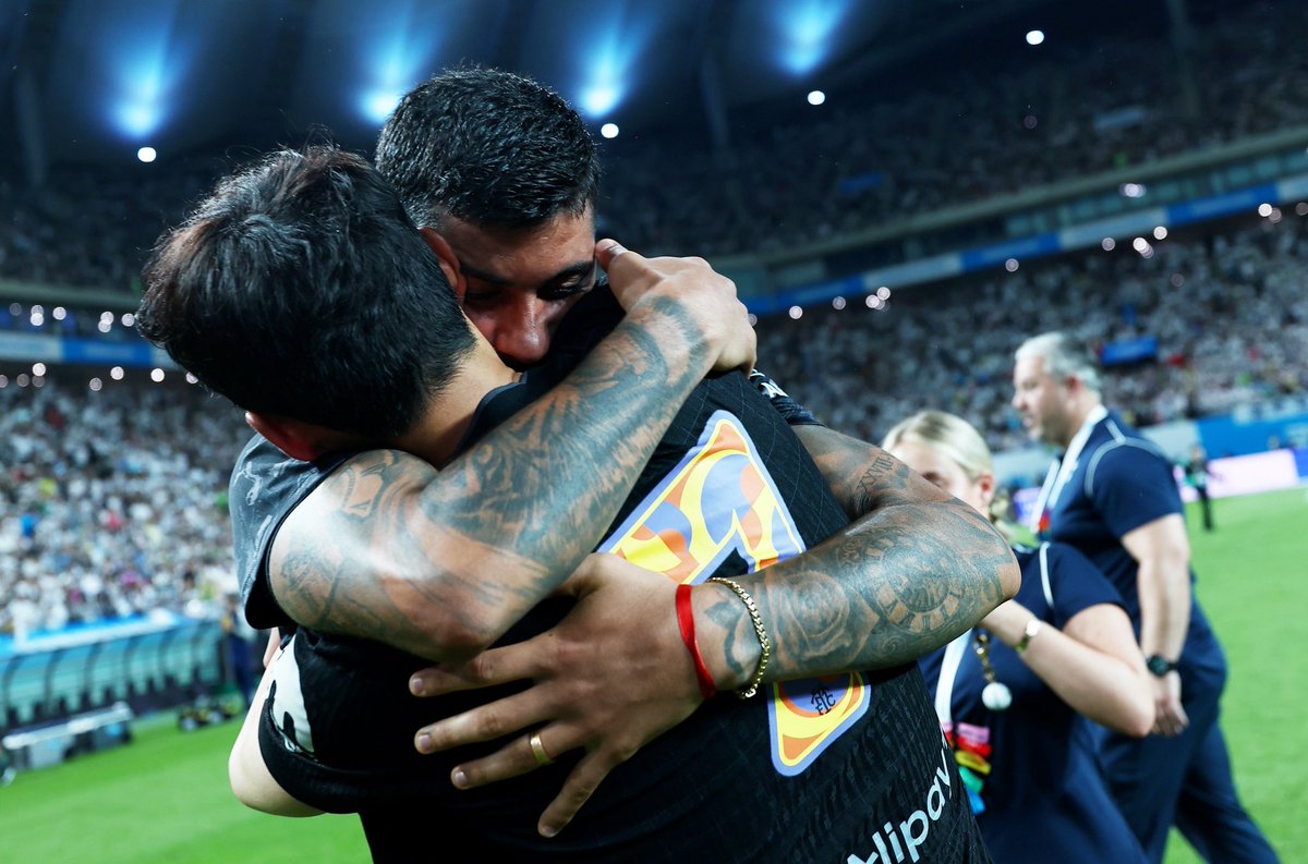 CutiRomero2's tweet image. Gracias por todo el cariño de hoy fans 🇰🇷

Y a vos mi hermano @Sonny7  gracias por todo. Te vas como la máxima leyenda de este hermoso club @SpursOfficial como te lo merecías. 
Caíste muchas veces pero lo seguiste intentando y lo lograste al final 🏆
Gracias por todo lo…