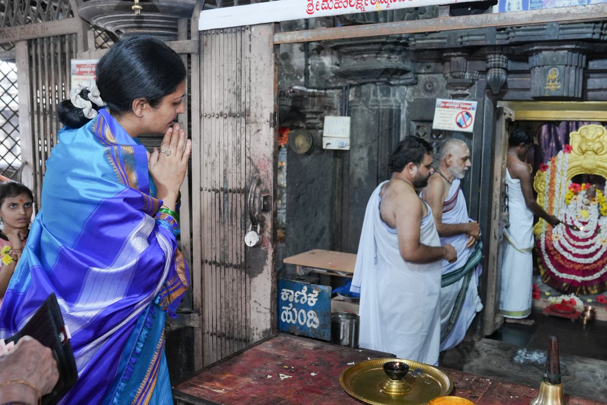 ದಕ್ಷಿಣ ಭಾರತದ ಕಾಶಿ ಎಂದೇ ಹೆಸರಾಗಿರುವ ಹರಿಹರದ ಹರಿಹರೇಶ್ವರ ದೇವಾಲಯಕ್ಕೆ 
ರಾಜ್ಯ ಸರ್ಕಾರದ ಮುಖ್ಯ ಕಾರ್ಯದರ್ಶಿಗಳಾದ ಶ್ರೀಮತಿ ಶಾಲಿನಿ ರಜನೀಶ್ ಅವರೊಂದಿಗೆ ಭೇಟಿ ನೀಡಿ ದೇವಾಲಯದ ಇತಿಹಾಸದ ಬಗ್ಗೆ ಪರಿಚಯಿಸಲಾಯಿತು.

ಹರಿ ಮತ್ತು ಹರ ಈ ದೇವಾಲಯದಲ್ಲಿ ಪ್ರಧಾನ ದೇವತೆಯಾಗಿ ಒಂದಾಗುತ್ತಾರೆ. ಆದ್ದರಿಂದ ದೇವರನ್ನು ಹರಿಹರೇಶ್ವರ ಎಂದು