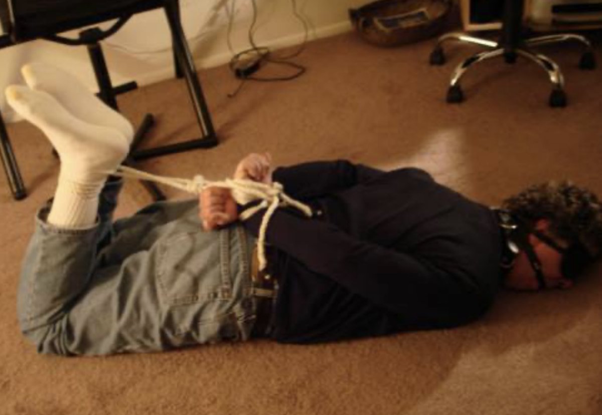 Hogtier1's tweet image. Me hogtied well years ago😜
