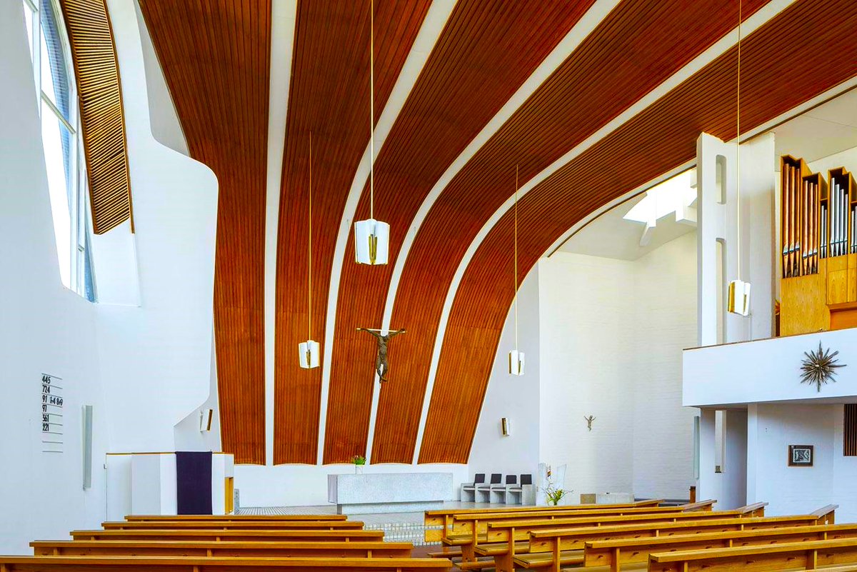 Alvar Aalto:
"El funcionalismo técnico no puede definir la arquitectura, el verdadero funcionalismo debe reflejarse, principalmente, bajo el punto de vista humano".
Iglesia del Espíritu Santo-1962, Wolfsburg, Alemania. 
📷Maija Holma.