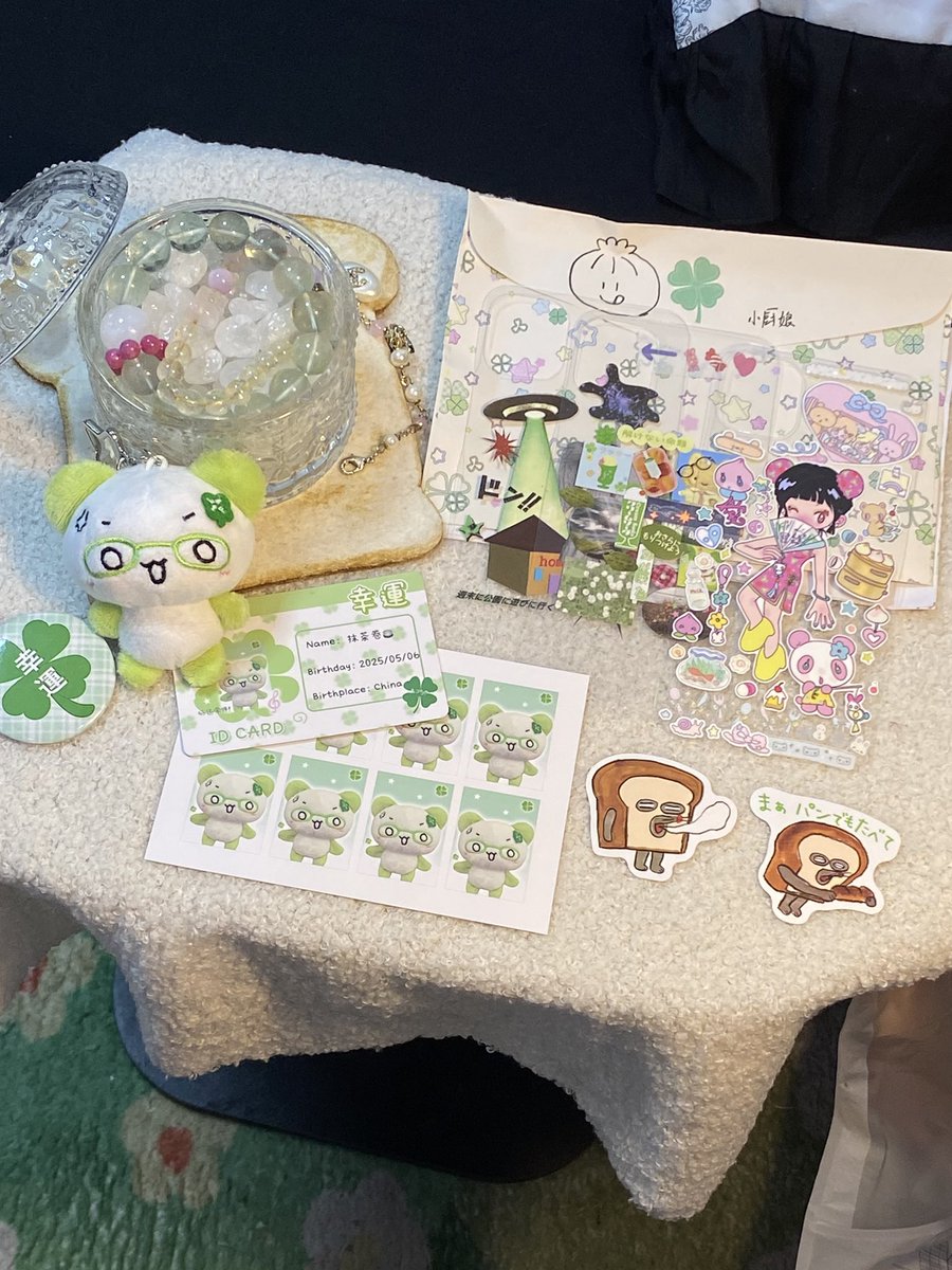 icezlooool's tweet photo. 哈哈最近因为在忙于学习感觉慢慢淡推啦！但是今天突然收到了一个来自小面包@Lit_BrEaD_ 的惊喜快递，好开心好幸运可以在推上认识小面包，还写了一封小信（ps：这个我要自己偷偷看……好幸运可以在推特上认识好多很好的互关嘿嘿！把这份幸运也分享给大家吧！嗯！（小面包会贴，好可爱，萌晕啦啊啊啊啊！ https://t.co/O1bvhhoHzW