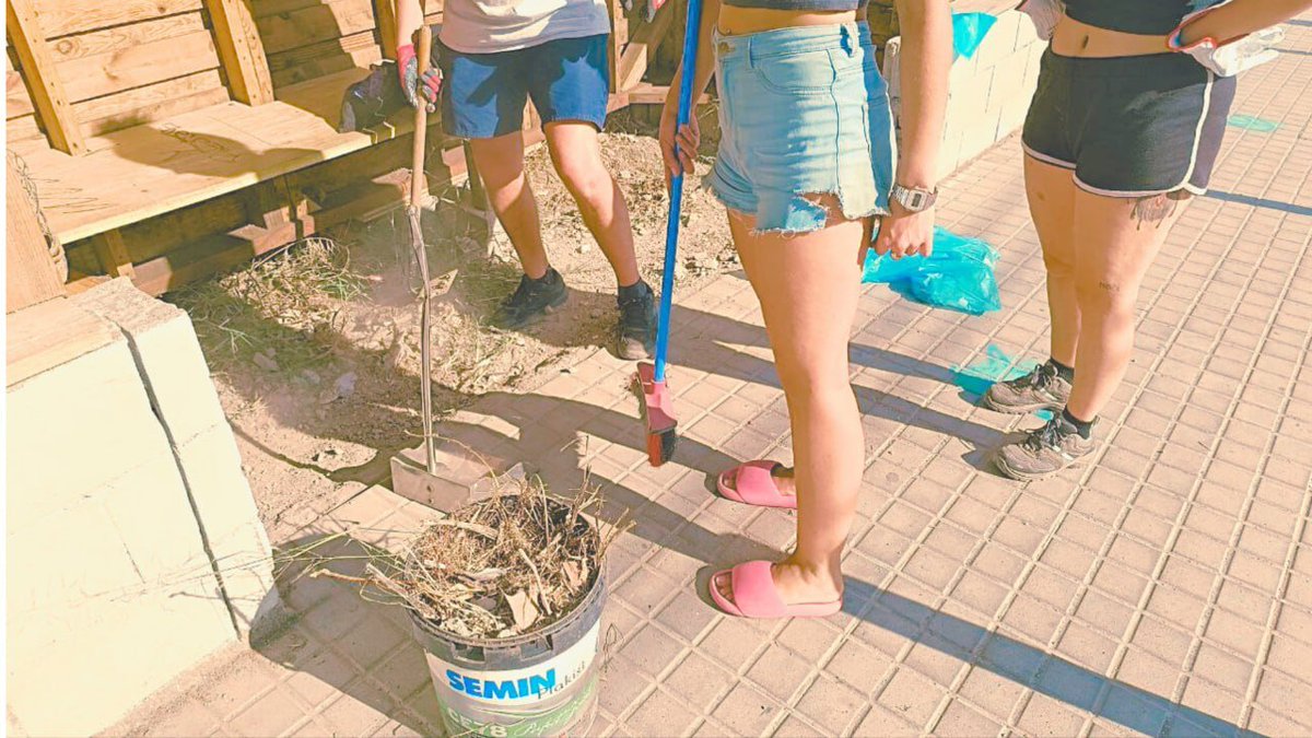 🧹 Sols el barri cuida el barri!
✨ Aquest dissabte 2 d’agost vam quedar per tenir cura del nostre espai comú. 
💪🏽 Entre 15 veïnes vam fer una jornada de treball comunitari on vam netejar el Parc de les Vinyes, la Plaça Uri Caballero i l’Hort Autogestionat.