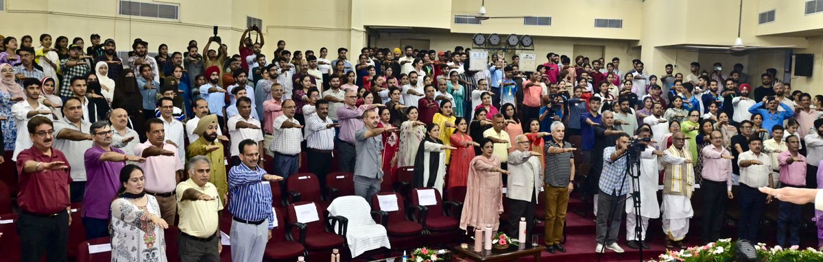 OfficeOfLGJandK's tweet image. Today addressed Viksit Bharat-Yuva Connect Programme at Jammu University. Align with vision of Viksit Bharat@2047, it leverages My Bharat platform to promote dialogue, empowerment and active participation of youth and bridges the gap between young citizens &amp;amp; policymakers.