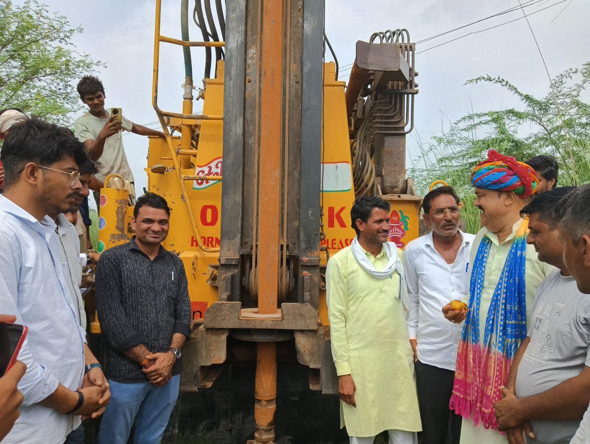 KotputliPatel's tweet image. आज का दिन ग्राम भूरी-भडाज के लिए बेहद खास है!  थ्री फेज बोरिंग परियोजना के सफल कार्यान्वयन के साथ, अब हर घर तक स्वच्छ और सुगम जलापूर्ति सुनिश्चित होगी  यह न केवल एक तकनीकी उपलब्धि है, बल्कि हमारे गांव की एकता और सामूहिक प्रयासों का प्रतीक भी है
#kotputli  #hansraj_patel_kotputli