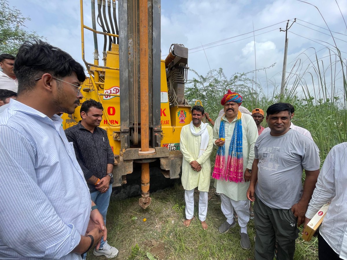 KotputliPatel's tweet image. आज का दिन ग्राम भूरी-भडाज के लिए बेहद खास है!  थ्री फेज बोरिंग परियोजना के सफल कार्यान्वयन के साथ, अब हर घर तक स्वच्छ और सुगम जलापूर्ति सुनिश्चित होगी  यह न केवल एक तकनीकी उपलब्धि है, बल्कि हमारे गांव की एकता और सामूहिक प्रयासों का प्रतीक भी है
#kotputli  #hansraj_patel_kotputli