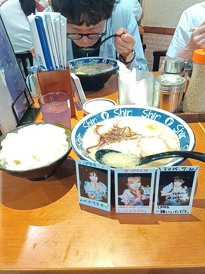 いただきますチェキが今日で3枚になりました！笑仲良しの３人組が揃っちゃったので暫くこれでいこうと思います😊