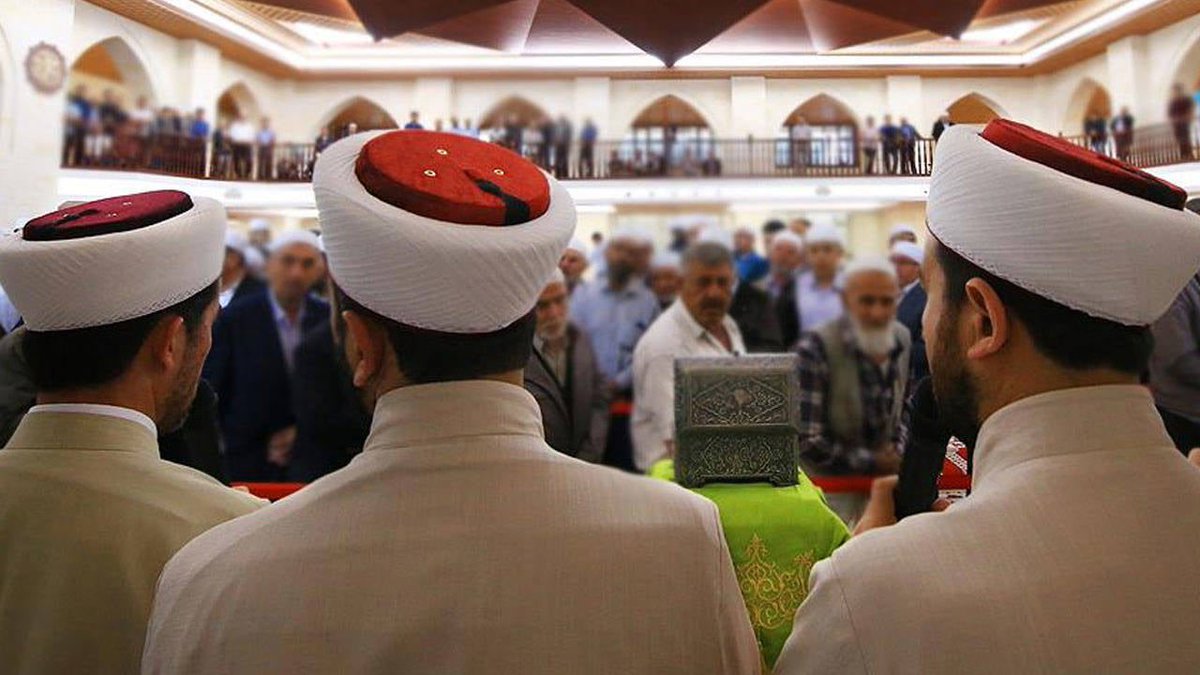 Konya'da İsmailağa Cemaati üyesi olduğu ileri sürülen 4 imam, sahte diploma ile görev yaptıkları gerekçesiyle sevk edildikleri mahkemece tutuklandı.
—-<a href="/BirGun_Gazetesi/">BirGün Gazetesi</a>