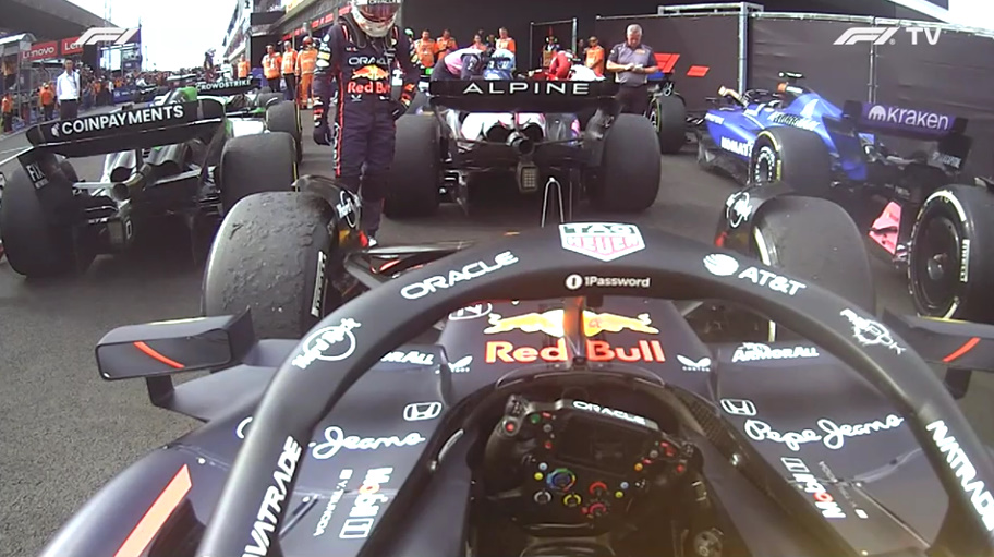 クルマが気になる様子の角田さん