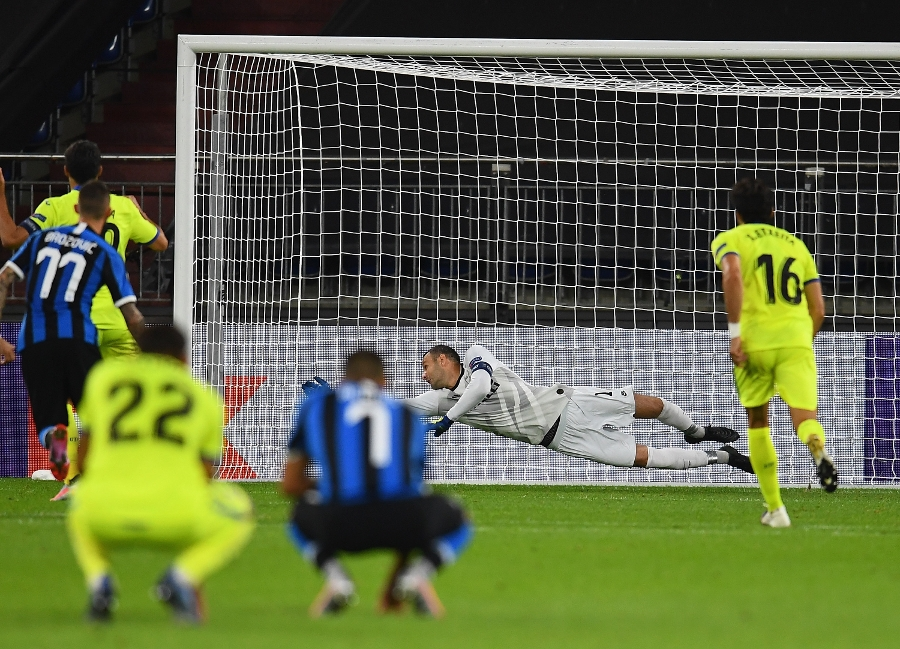 FantasiaAzulona's tweet photo. 🔙 Efeméride azulona (05/08/2020) 🔵

🏆 Hace 5 años, tal día como hoy el Getafe jugaba ante el Inter de Milán los octavos de la Europa League. Fue a partido único en Alemania donde caímos por 2-0.

Ay si no llega a ser por la pandemia y su parón, esa copa era nuestra... 🥲 https://t.co/XqAZjBQKWG
