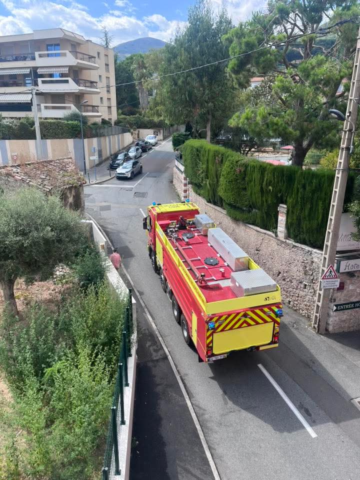 NiceMeteo06's tweet image. Départ de #feu commune de #Coursegoules 🔥
Secours terrestres et aérien sur zone.
Photo des secours en transit via le col de #Vence par Ken Bodard #Meteo06