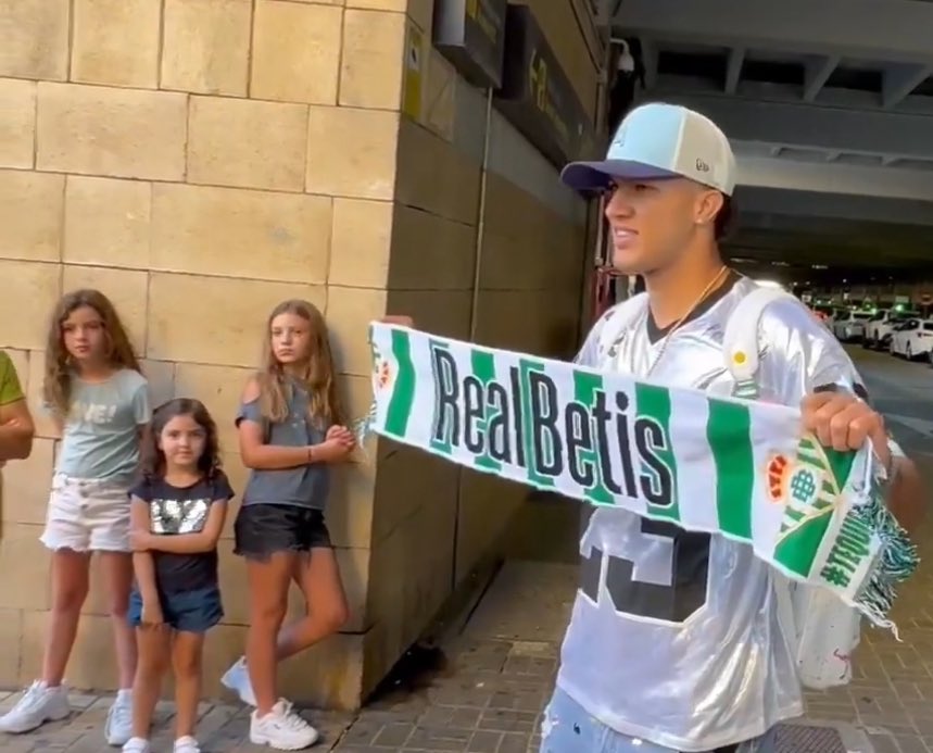 Nelson Deossa ya está en Sevilla para enrolarse con el Betis

Lo recibió una señora y unos 3 niños que le dieron una bufanda para la foto en su llegada 

Muy distinto el trato que se les otorga en MTY a los futbolistas cuando aterrizan