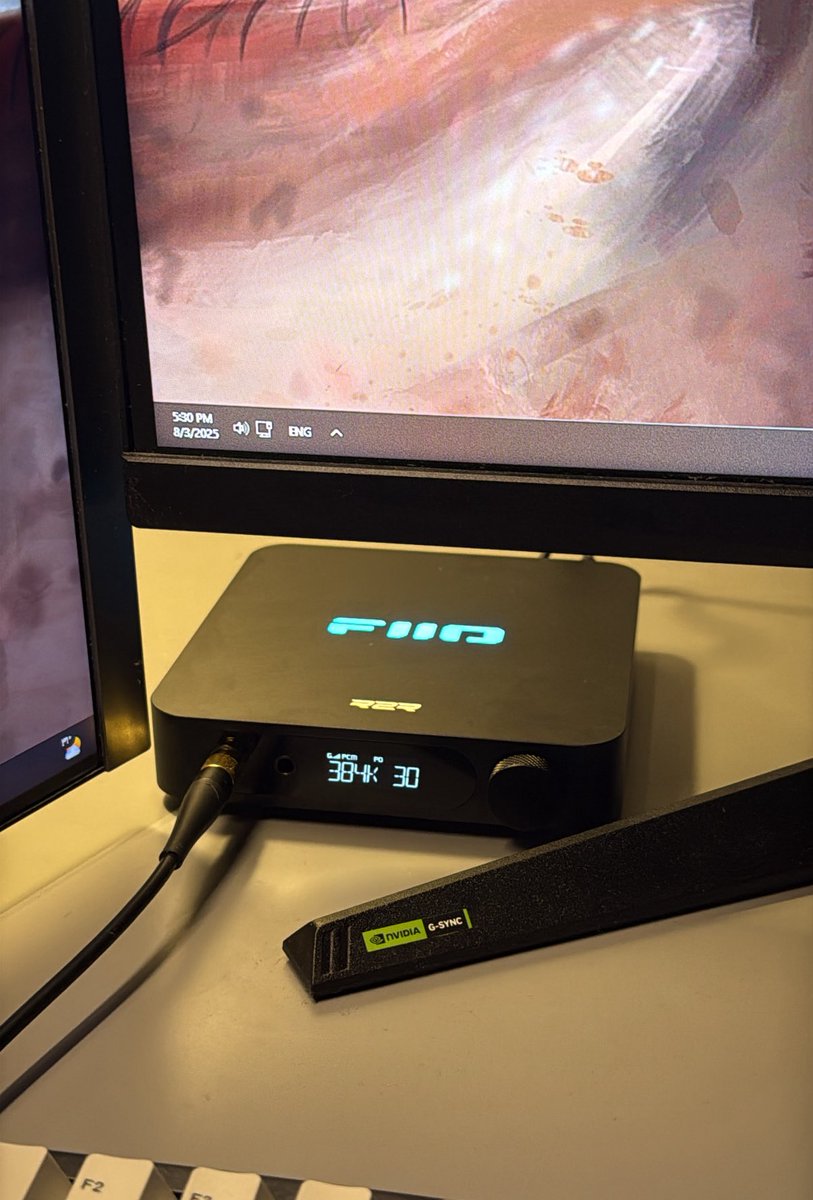 شبكت DT 700 Pro X على FiiO K11 R2R… ونسيت نفسي
الصوت صار ناعم دافي وكل تفصيلة طالعة كأنها تنطق
حتى الأغاني اللي حافظتها صرت اسمع فيها اشياء اول مرة انتبه لها
الداك عطى لمسة فخامة والسماعة ما قصّرت… نقلتني لعالم ثاني
بصراحة؟ هذا افضل قرار صوتي سويته