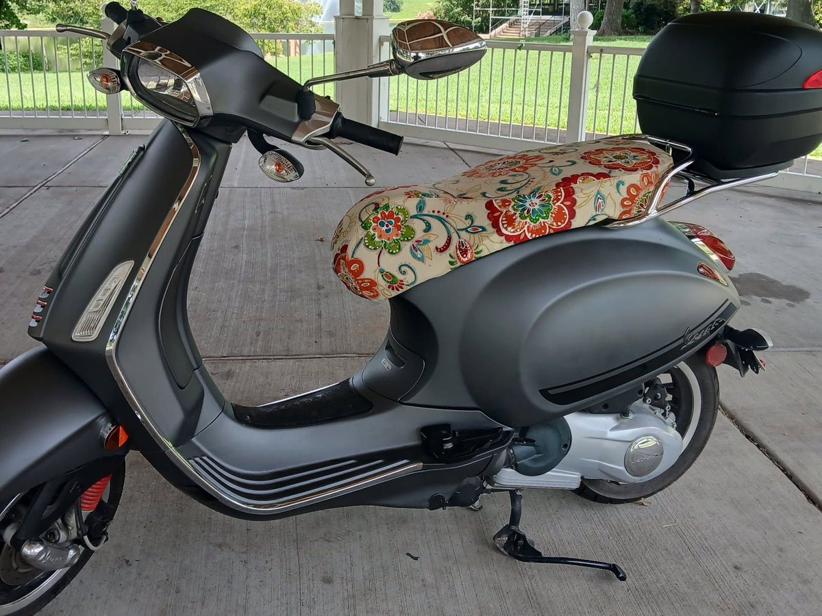 Jill's Vespa is gorgeous with our Beat the Heat summer cover - ready to ship for the Vespa Sprint/Primavera but we can make one for any of our other seat models!

l8r.it/FlSR
#cheekyseats #vespaSprint #VespaPrimavera #vespaseatcover #BeatTheHeatseatcover madeinttheUSA