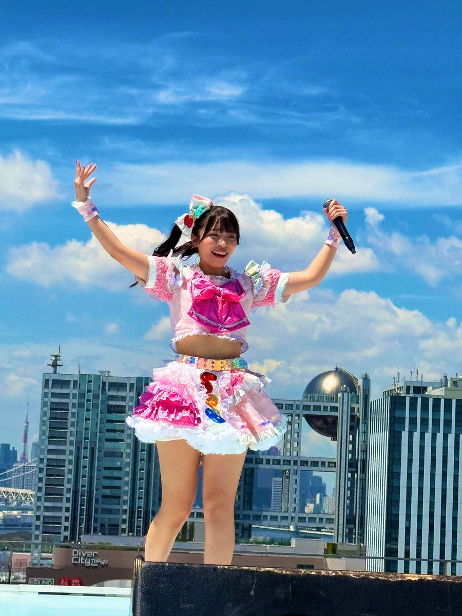 りおぽんᐢ⓿ᴥ⓿ᐢ
憧れの舞台に立つ夢が叶って本当によかったです♪
りおぽんの笑顔がスカイステージ全体に広がったと思います╰(*´︶`*)╯
元気いっぱいのりおぽん最高でした🩷

#りおとおもひでぽこぽこ
#すぷば
#TIF2025