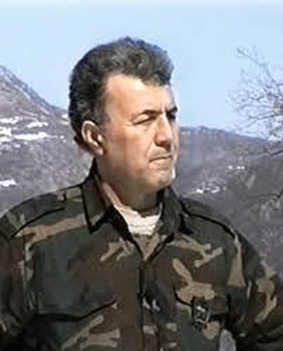 Bosna halkı bir kahramanını daha Hakk’a uğurladı.
Bosna Hersek’teki savaşta başkent Saraybosna’nın ve ülkenin savunulmasında önemli kahramanlıklar gösteren “Yeşil Bereliler” isimli askeri birliğin kurucusu ve komutanı olan Emin Şvrakiç, Saraybosna’da hayatını kaybetti.